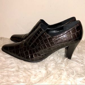 Impo Women's Dark Brown Faux Leather Crocodile Print Heel Shoes Size 9